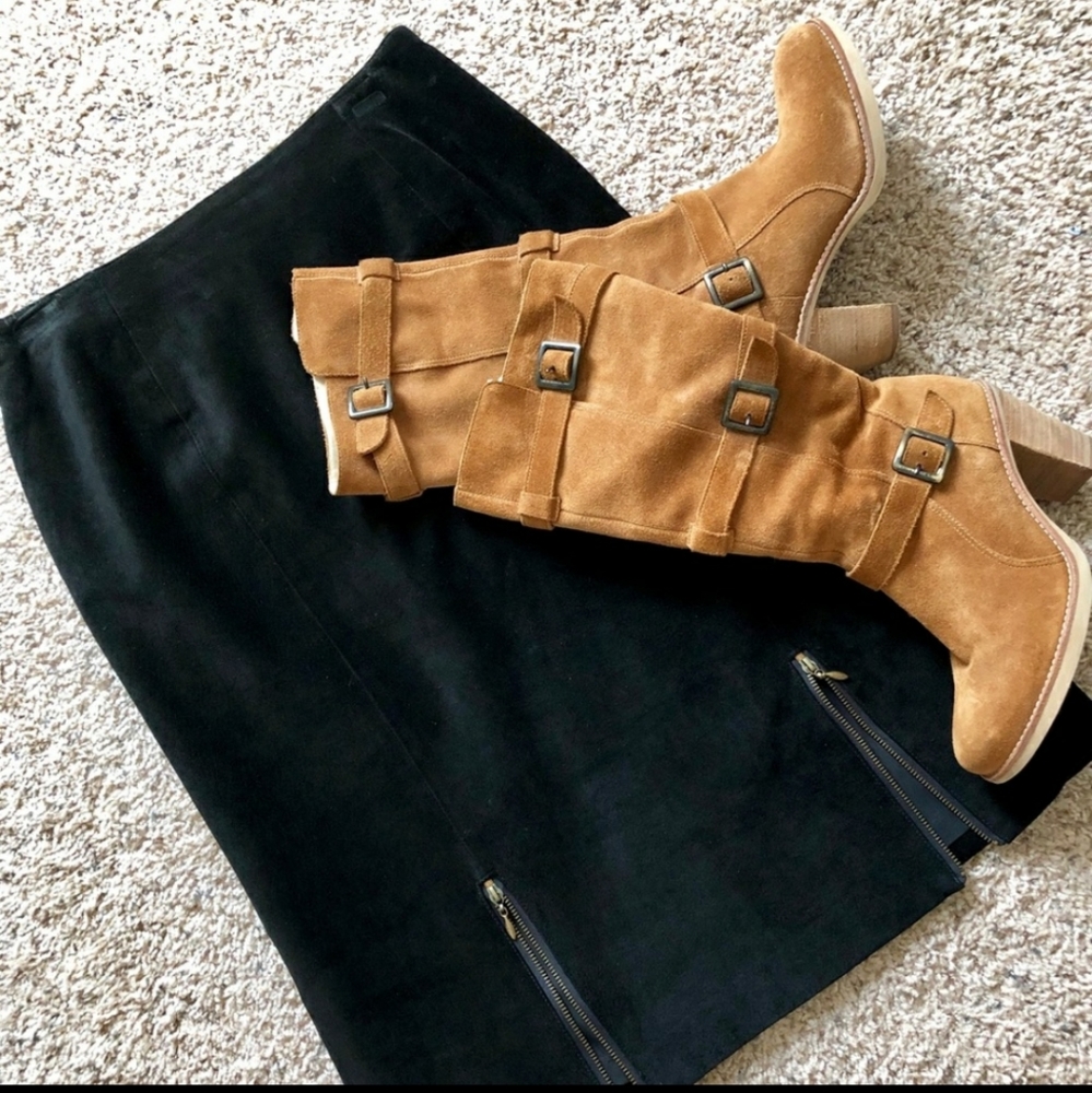 Black Suede Skirt With Zipper Detail